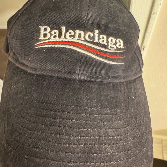 💥Balenciaga  Black Cap with Logo Tag - Picture 1 of 6